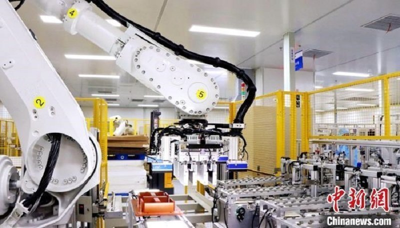 圖為資料圖，海辰儲(chǔ)能自動(dòng)分檔打包機(jī)器人。?曾欣平供圖